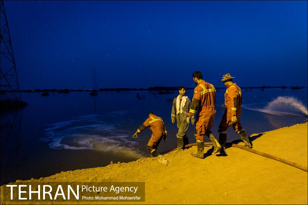 عملیات تخلیه آب از شهرک پیام اهواز 19