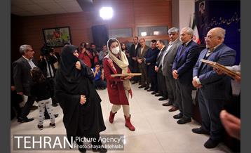 تجلیل از خانواده شهدای آتش‌نشان حادثه پلاسکو با حضور شهردار تهران 44