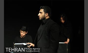 نمایشنامه خوانی او فقط خسته بود‎ 9