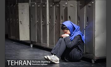 نمایش «است» 18