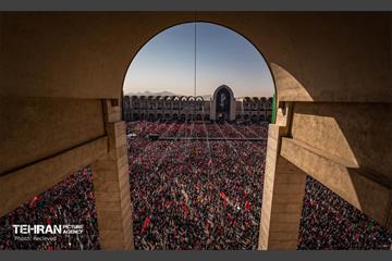 مراسم اقامه نماز بر پیکر آقای شهید ایران 32