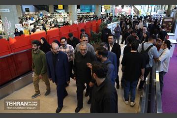 بازدید شهردار تهران از رویداد "اردی‌بهشت کتاب" 13