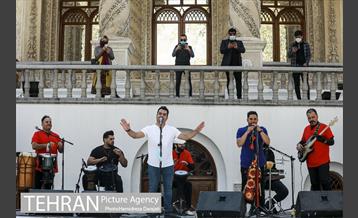 اجرای گروه موسیقی فانوس در باغ فردوس 10