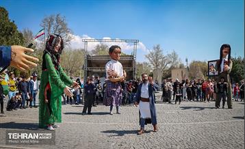 جشن بهار اولی‌ها با عروسک‌های غول پیکر 9