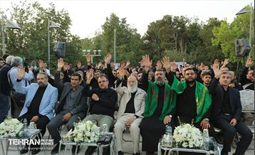 اهتزاز پرچم عزای حسینی بر فراز برج پرچم ایران 1