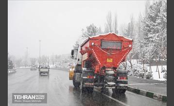 آمادگی نیروهای خدمات شهری در پی بارش‌ برف تهران 23