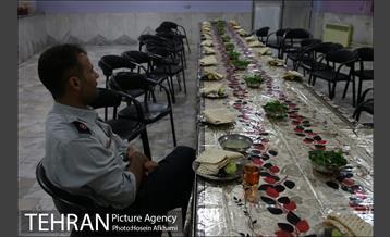 آخرین افطار ماه رمضان در کنار آتش نشانان شهر‎ 11