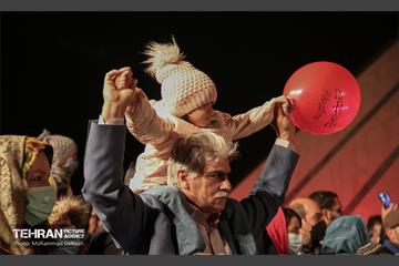 مدال افتخار انقلاب بر گردن برج آزادی 32