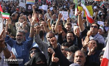 اجتماع مردمی در اعتراض به حمله آمریکا به تاسیسات هسته‌ای ایران 30