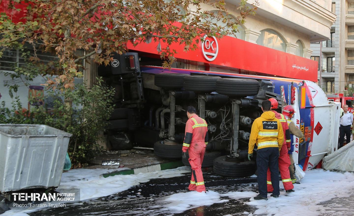 ورود تانکر حامل سوخت به فروشگاه 13