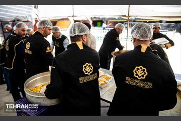 طبخ غذای نذری عتبه علوی برای آسیب دیدگان جنگ رمضان