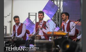 اجرای گروه موسیقی کوکری در برج میلاد تهران 4