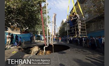 ریزش بخشی از خیابان پیامبر اتوبان ستاری -3 19