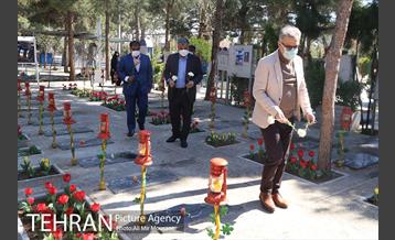 لحظه سال تحویل در بهشت زهرا(س) 2