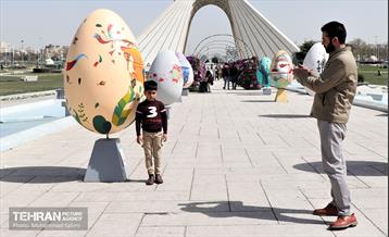 تخم مرغ های رنگی در میدان آزادی 4