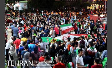 شادی خیابانی مردم بعد از پیروزی تیم ملی ایران 42