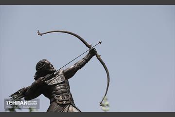 رونمایی از مجسمه آرش کمانگیر در میدان ونک 5