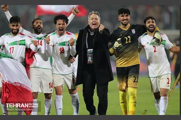 جشن و شادی بازیکنان و کادر فنی تیم ملی ایران پس از صعود به جام جهانی 2022