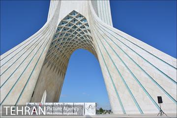 اجرای پرفورمنس "هفت شهر عشق" در میدان آزادی 3