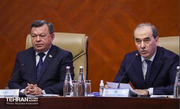 راست: عثمان علیزاده، معاون نخست وزیر تاجیکستان چپ: فرهاد رحیمی، نایب رییس مجلس تاجیکستان و رییس آکادمی ملی علوم، در نشست عمومی مجمع شهرداران آسیایی