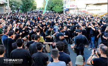 حضور شهردار منطقه هشت در مراسم عزاداری روز عاشورا