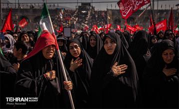 مراسم اقامه نماز بر پیکر آقای شهید ایران 17