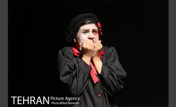 نمایش ماجرای عجیب سگی در شب‎ 19