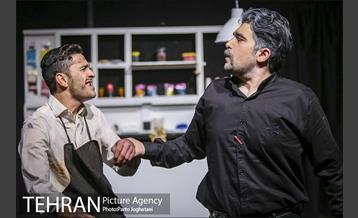 نمایش اطلسی های لگدمال شده 1