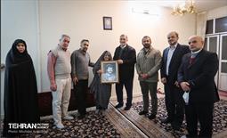 قرار خدمت؛ دیدار شهردار تهران با خانواده شهید مختار بشیری 11