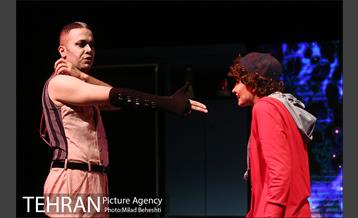 نمایش ماجرای عجیب سگی در شب 3