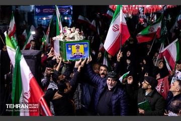 مراسم وداع با شهدای ناوشکن دنا در میدان ولیعصر(عج)