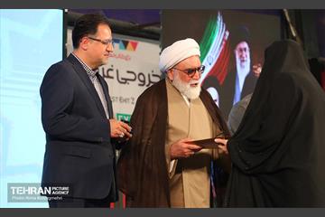 اهتزاز پرچم سبز رضوی بر فراز برج پرچم ایران 4