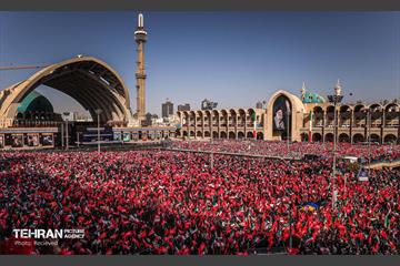 مراسم اقامه نماز بر پیکر آقای شهید ایران 13