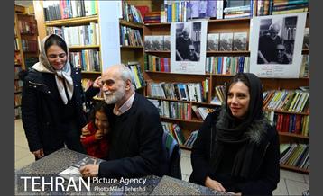 رونمایی و جشن امضای کتاب خانه ای با شیروانی قرمز در نشر ثالث‎ 20