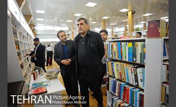 کتابگردی پیروز حناچی سرپرست شهرداری تهران در روز کتاب 14