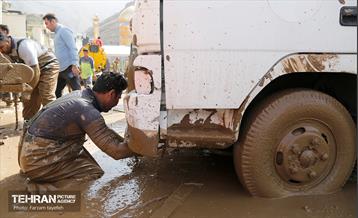 تلاش نیروهای امدادی شهرداری تهران برای تخلیه مناطق سیل زده کن