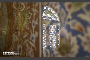 سقف این اتاق با الهام از موسیقیِ کاخ عالی قاپوی اصفهان است