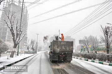 آمادگی نیروهای خدمات شهری در پی بارش‌ برف تهران 8