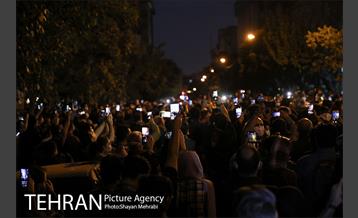 حضور مردم مقابل بیمارستان جم پس از فوت استاد شجریان 9