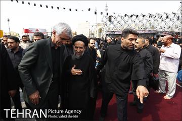 حضور شهردار برای اقامه نماز ظهر عاشورا در میدان امام حسین (ع) 3