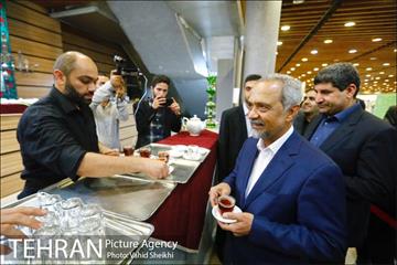 بازدید معاون اقتصادی رئیس جمهور از نمایشگاه عطر سیب 9