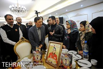 نشست صمیمانه شهردار تهران با خانواده های شهدای آتش نشان و آسیب دیدگان حادثه ساختمان پلاسکو 15