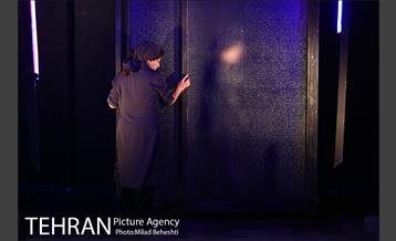 نمایش در اتاق باد می وزد 13