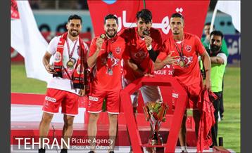 اهدای جام قهرمانی لیگ برتر به تیم پرسپولیس 2
