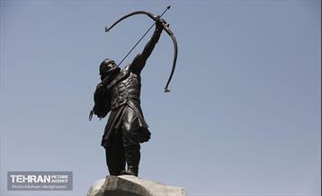 رونمایی از مجسمه آرش کمانگیر در میدان ونک 18
