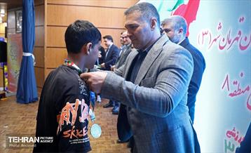 رونمایی از مدال ورزشی منطقه‌۸    1