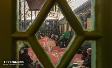 مراسم تکیه سادات اخوی از اول صبح تا ظهر است و مداحان مرتبا عوض می‌شوند و پشت سر هم روضه ادامه دارد