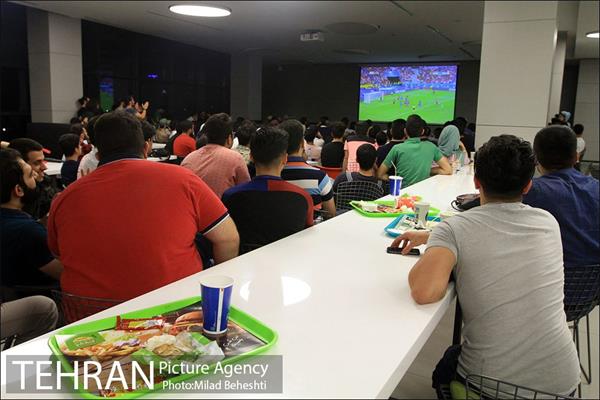 تماشای دیدار فینال یورو 2016 در فودکورت بازار چارسو‎ 13