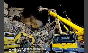 تلاش شبانه برای نجات آتش نشانان بازمانده در پلاسکو 18