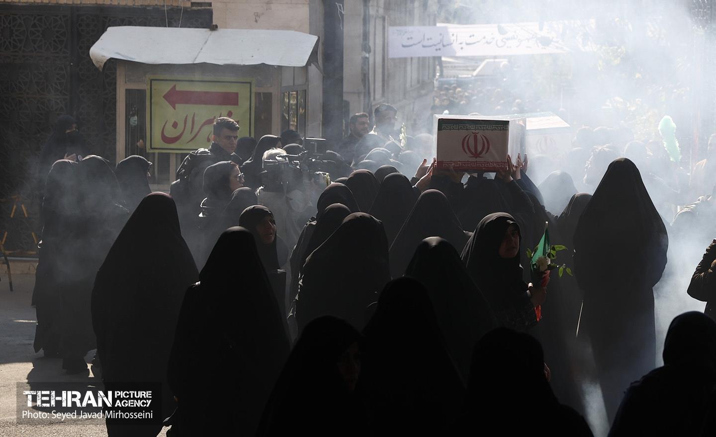 تشییع پیکرهای ۱۰۰ شهید گمنام از مقابل دانشگاه تهران 8